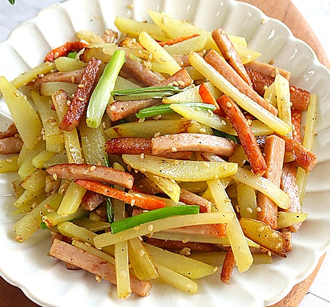 햄감자채 볶음(Stir-fried Potato and Ham Strips)