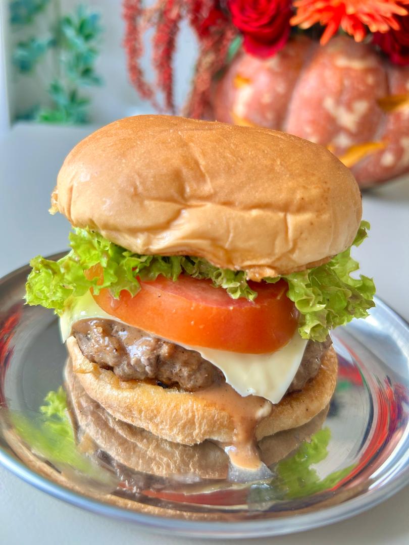 수제 클래식 치즈버거+감자튀김(Handmade Classic Cheeseburger with French fries)